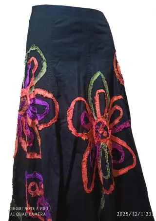 Falda larga negra con flores multicolor