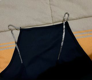 Vestido negro con tirantes de cadena