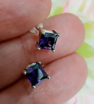 Bellos  pendientes Amatista circonitas en Plata925