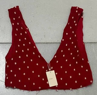 Top Maje plisado rojo estampado margaritas