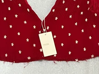 Top Maje plisado rojo estampado margaritas