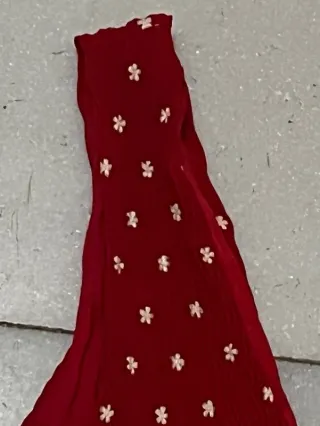 Top Maje plisado rojo estampado margaritas