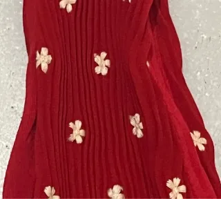 Top Maje plisado rojo estampado margaritas