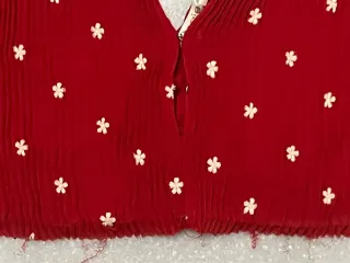 Top Maje plisado rojo estampado margaritas