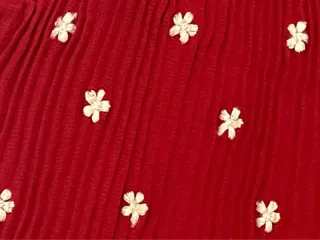 Top Maje plisado rojo estampado margaritas