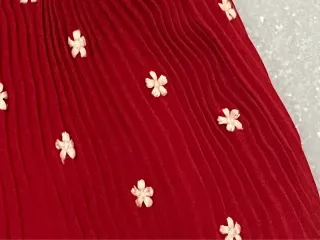 Top Maje plisado rojo estampado margaritas