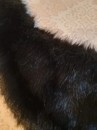 Cuello de pelo negro