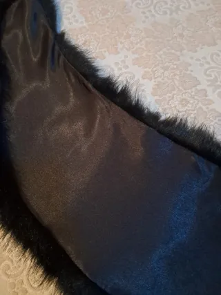 Cuello de pelo negro