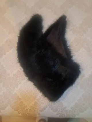 Cuello de pelo negro