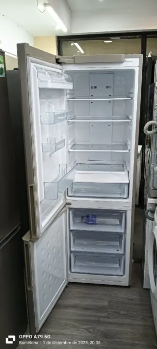 Nevera Combi Samsung  no Frost energía A+Plata