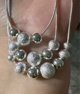 Collar de plata con cuentas , bolitas