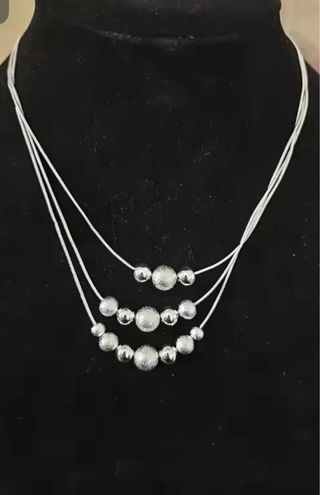 Collar de plata con cuentas , bolitas