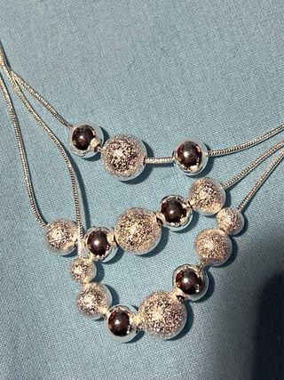 Collar de plata con cuentas , bolitas