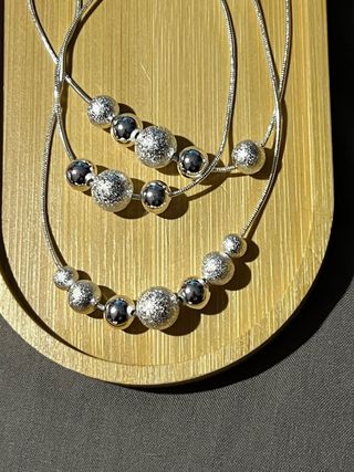 Collar de plata con cuentas , bolitas