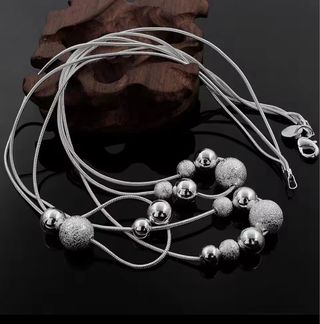 Collar de plata con cuentas , bolitas