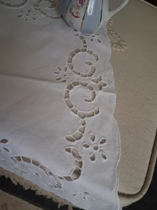 Centrino ricamato a mano