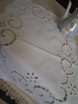 Centrino ricamato a mano