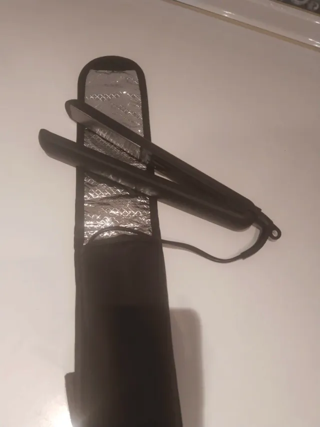 Plancha de pelo negra con funda térmica