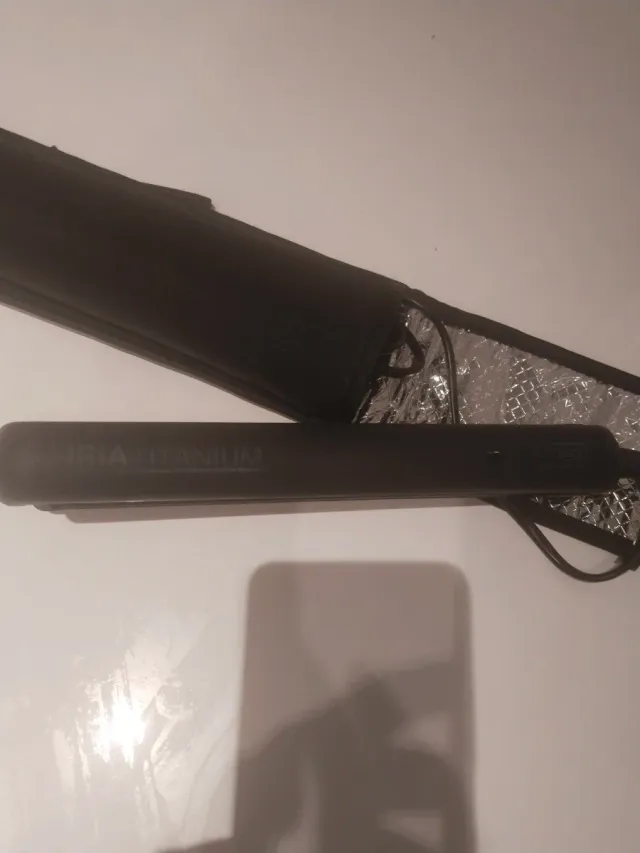 Plancha de pelo negra con funda térmica