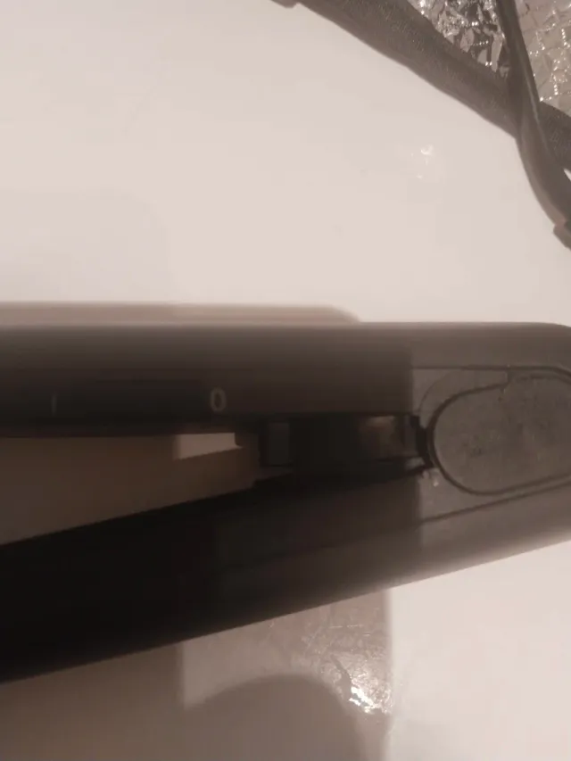 Plancha de pelo negra con funda térmica