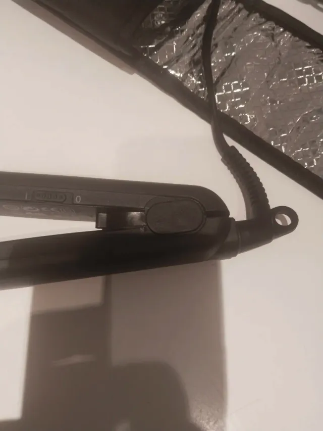 Plancha de pelo negra con funda térmica