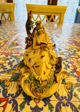 Statua Capodimonte donna con libro molto antica