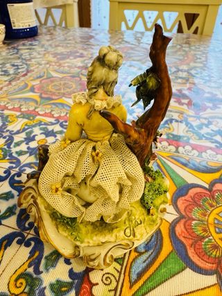 Statua Capodimonte donna con libro molto antica