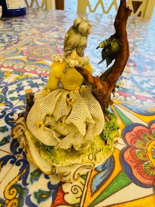 Statua Capodimonte donna con libro molto antica