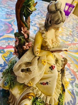 Statua Capodimonte donna con libro molto antica