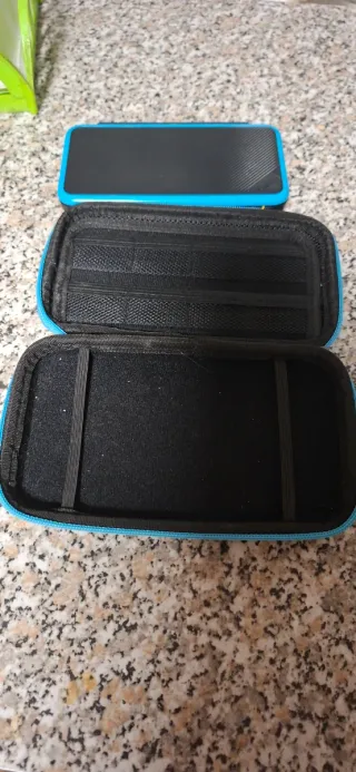 New Nintendo 2DS XL con Funda y Tarjeta SD 400GB