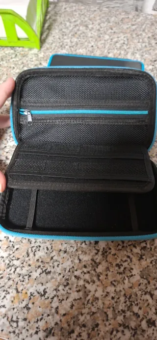 New Nintendo 2DS XL con Funda y Tarjeta SD 400GB