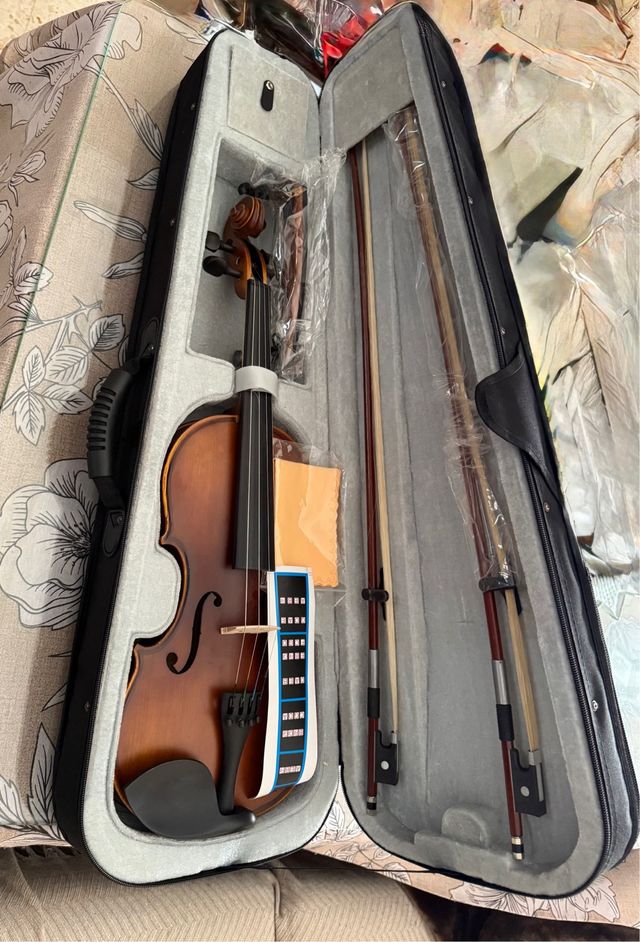 Violín con estuche y accesorios