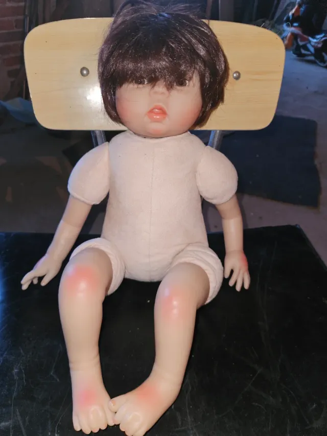 Bambola in vinile con capelli castani