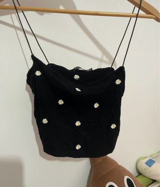 Top negro con flores blancas