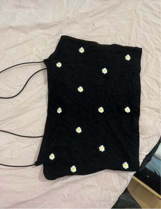 Top negro con flores blancas