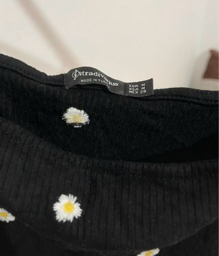 Top negro con flores blancas