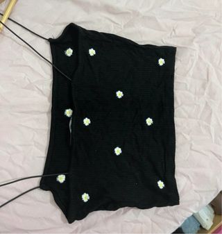 Top negro con flores blancas