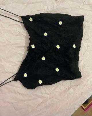 Top negro con flores blancas