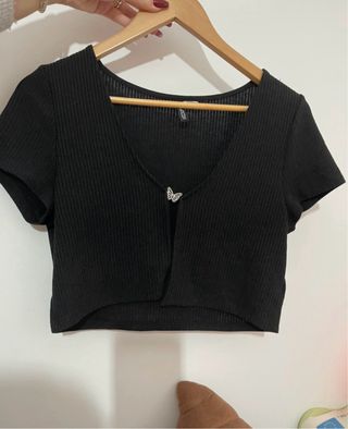 Top corto negro con mariposa