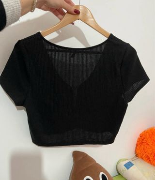 Top corto negro con mariposa