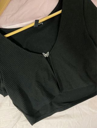 Top corto negro con mariposa