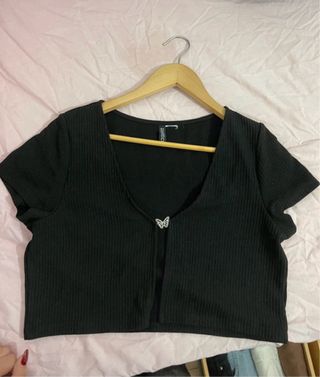Top corto negro con mariposa
