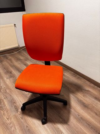 Silla de oficina naranja y negra