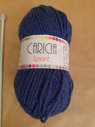 4 agujas de tejer y ovillo azul.
