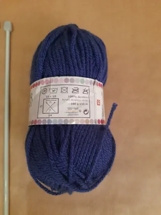 4 agujas de tejer y ovillo azul.