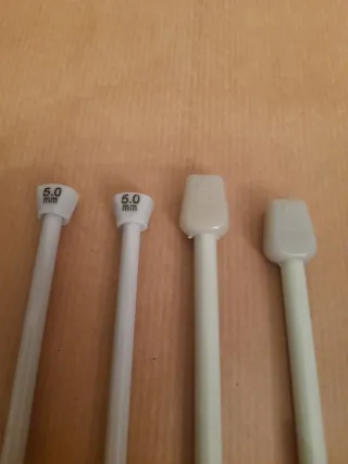 4 agujas de tejer y ovillo azul.