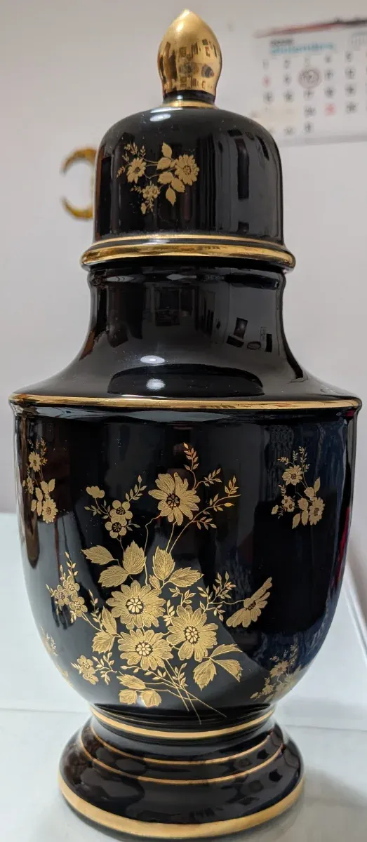 Tibor di porcellana nera con fiori dorati