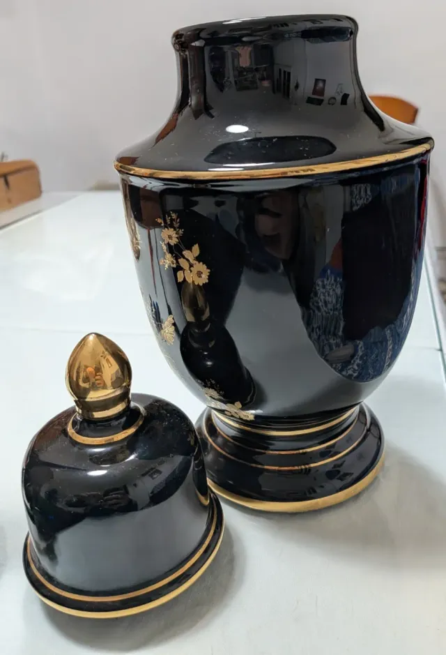 Tibor di porcellana nera con fiori dorati