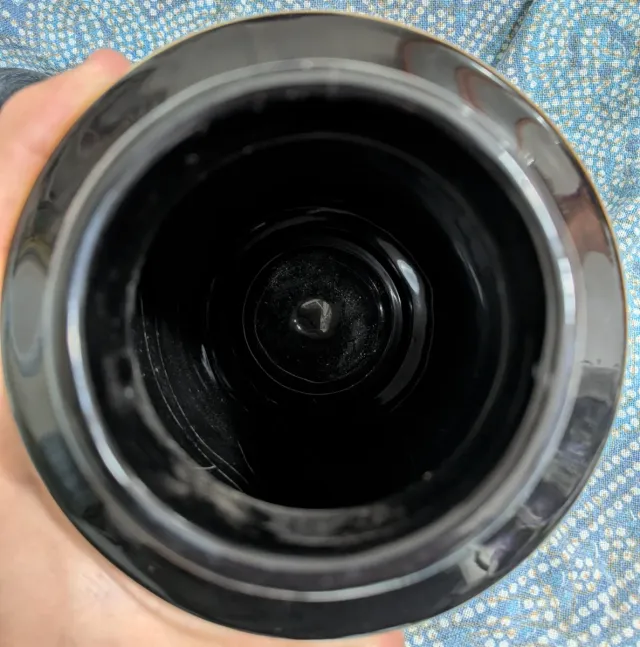 Tibor di porcellana nera con fiori dorati