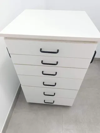 Mueble auxiliar rodante con cajones.